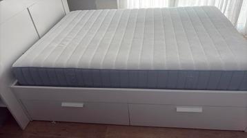 Brimnes bedframe met opberger en bedeinde 140x200 cm