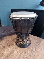 houten originele Afrikaanse djembe, met mooi houtsnijwerk., Ophalen of Verzenden, Zo goed als nieuw