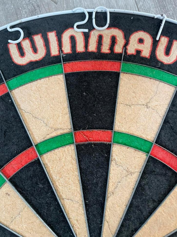 Winmau Dartbord - Dun ijzerdraad, Sport en Fitness, Darts, Zo goed als nieuw, Dartbord, Ophalen