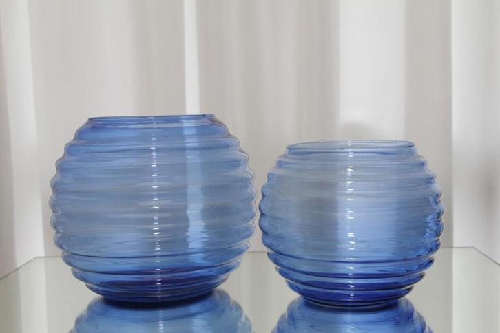 Blauwe geribbelde glazen vazen, Huis en Inrichting, Woonaccessoires | Vazen, Zo goed als nieuw, Overige kleuren, Minder dan 50 cm
