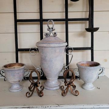 Sierlijke brocante pot met deksel en potten  beschikbaar voor biedingen