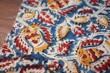 coupon 100% katoen quilt stof - blauw rood bloemen #4026 beschikbaar voor biedingen