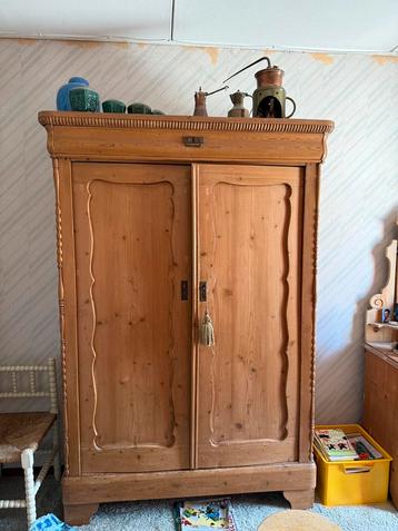 Prachtige oude kast beschikbaar voor biedingen