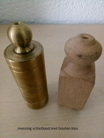 ouderwets messing schietlood met houten klos beschikbaar voor biedingen