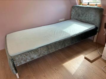 Velours eenpersoonsbed 90x200 beschikbaar voor biedingen