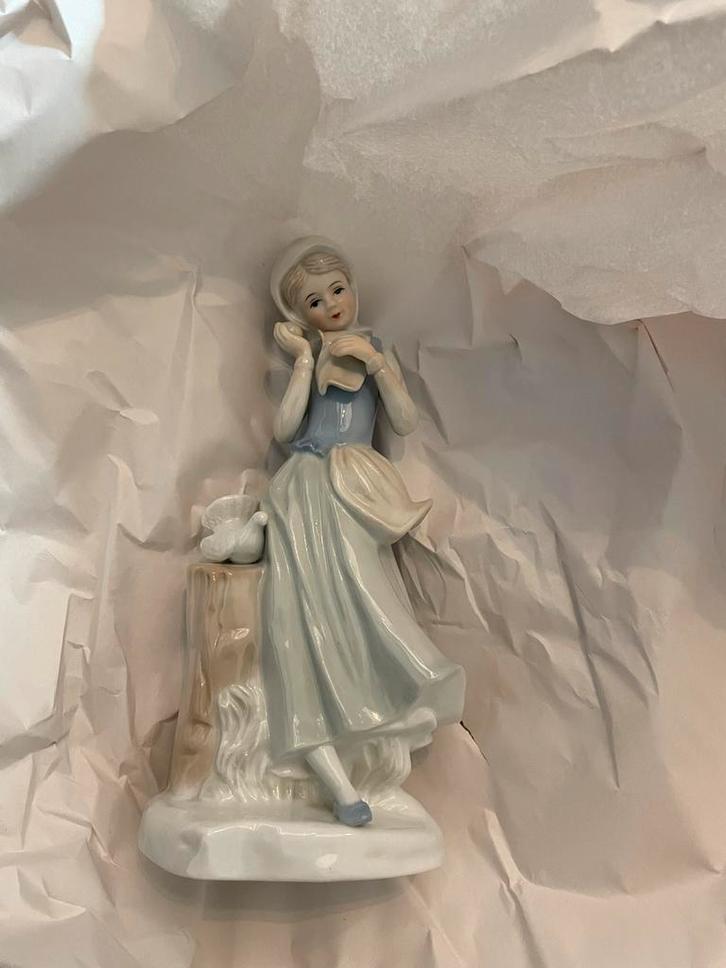 “Tengra” Porseleinen Beeldje - Meisje met Duif, Antiek en Kunst, Kunst | Beelden en Houtsnijwerken, Ophalen of Verzenden