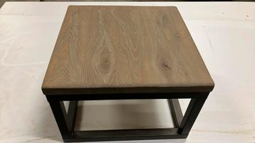 Mooi eiken salon tafel met stalen onderstel 60x60x40 cm beschikbaar voor biedingen
