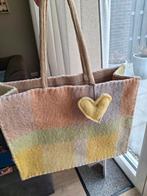 Handgemaakte wollen dekentas met hart - pasteltinten, Sieraden, Tassen en Uiterlijk, Tassen | Damestassen, Ophalen of Verzenden