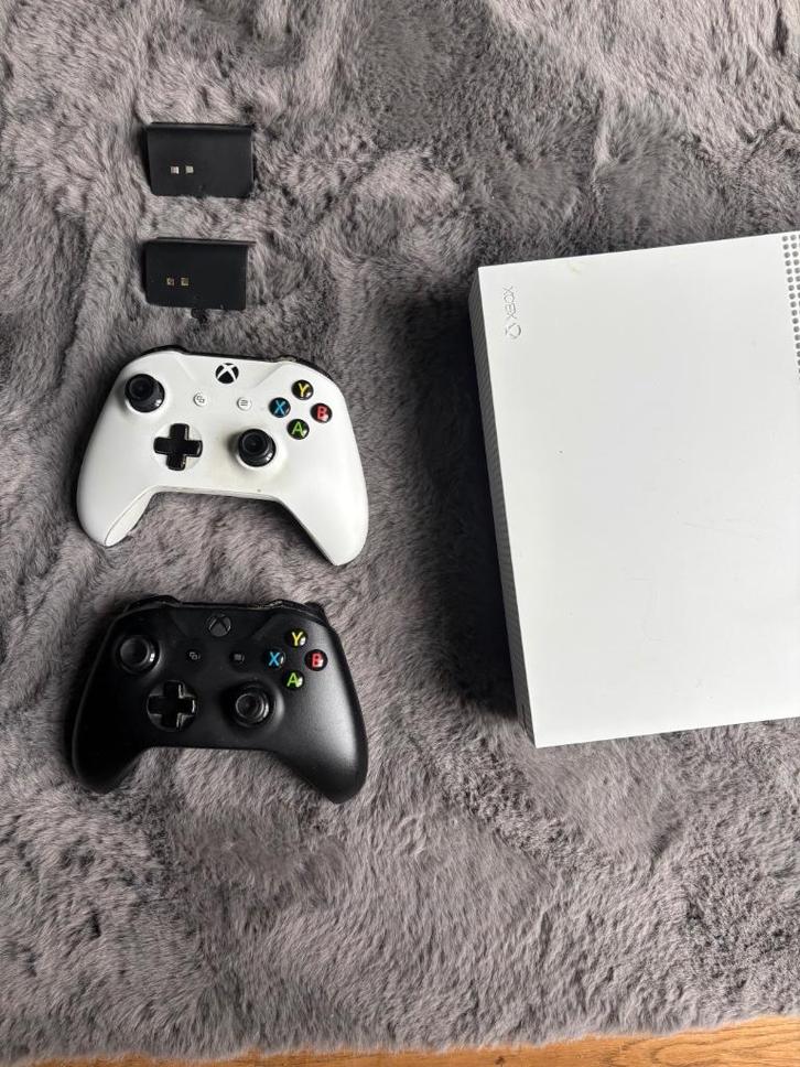 Xbox One S 1TB - Met 2 controllers, Spelcomputers en Games, Spelcomputers | Xbox One, Zo goed als nieuw, Xbox One S, 1 TB, Met 2 controllers