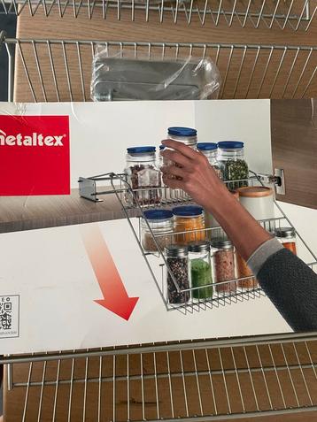 Twee kruidenrek omhoog en omlaag beschikbaar voor biedingen