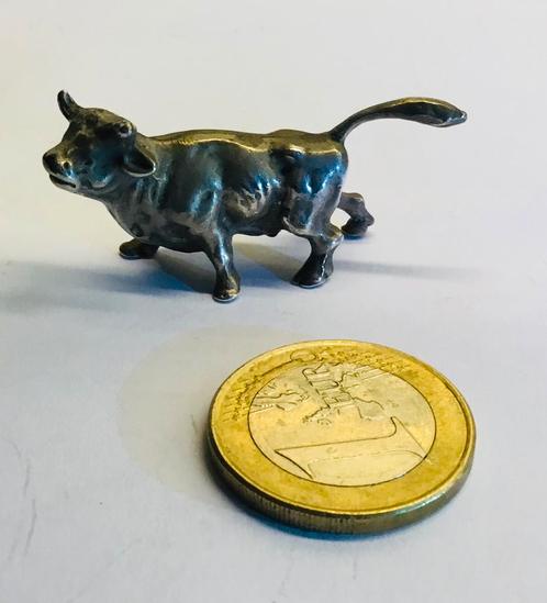 Massief zilveren miniatuur stiertje, Verzamelen, Dierenverzamelingen, Nieuw, Beeldje of Figuurtje, Ophalen of Verzenden