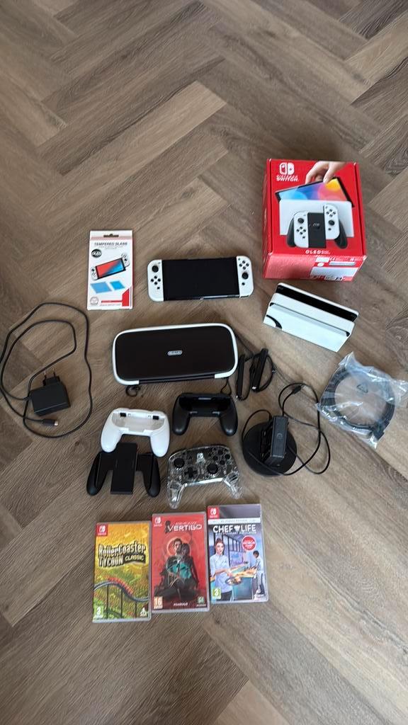 Te koop zgan switch OLED., Spelcomputers en Games, Spelcomputers | Nintendo Switch, Zo goed als nieuw, Switch OLED, Met 2 controllers