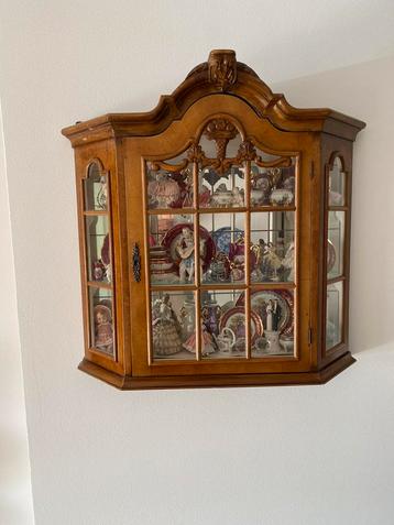 Charmant antiek wandkastje met glas  beschikbaar voor biedingen