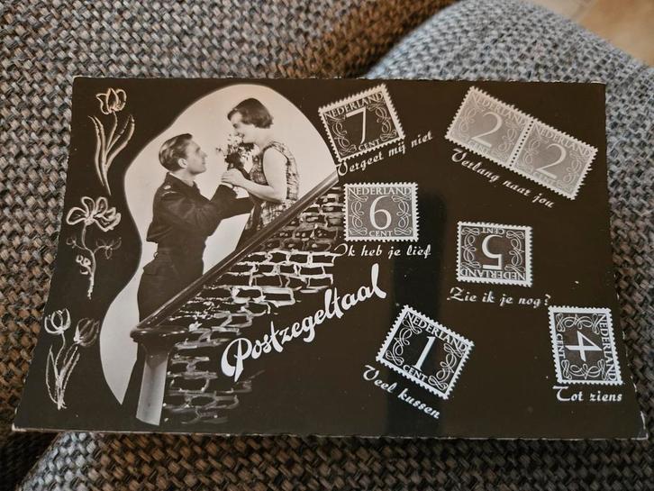Postzegeltaal  Liefdesscène met Postzegels, Verzamelen, Ansichtkaarten | Themakaarten, Gelopen, 1940 tot 1960, Ophalen of Verzenden