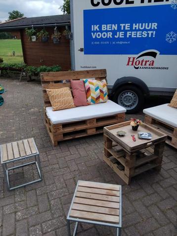 Palletbankjes en tafel beschikbaar voor biedingen