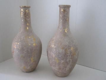 Royale decoratieve vazen, versierd met gouden flinters beschikbaar voor biedingen