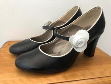 Zwarte leren 50’s pumps met witte roosjes beschikbaar voor biedingen