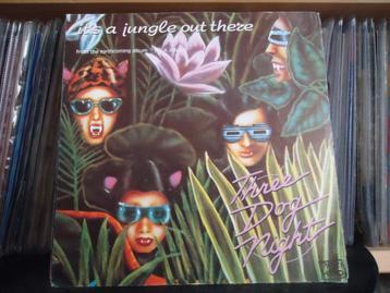7" Single Three Dog Night - It's A Jungle Out There / Somebo beschikbaar voor biedingen