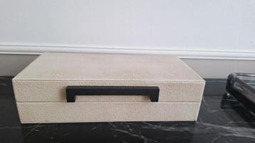 Nieuwe beige decoratie box show doos hotel chic  beschikbaar voor biedingen