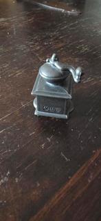 Miniatuur koffiemolen van metaal, Ophalen