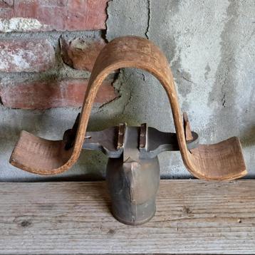 Oude Franse koebel bel houten draagband benen klepel *Etage3 beschikbaar voor biedingen