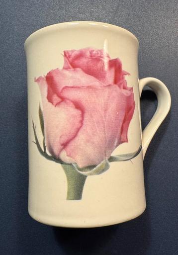 Hoge mok met mooie roze bloem roos beschikbaar voor biedingen