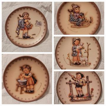 9 Hummelbordjes. beschikbaar voor biedingen