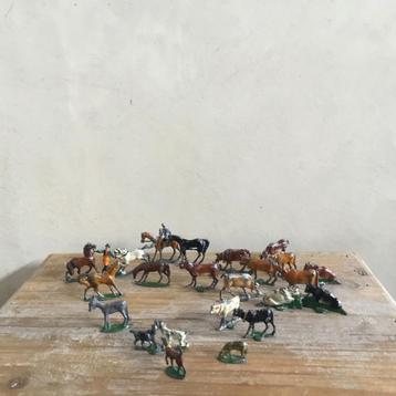 Dierengroep van tinnen figuurtjes beschikbaar voor biedingen