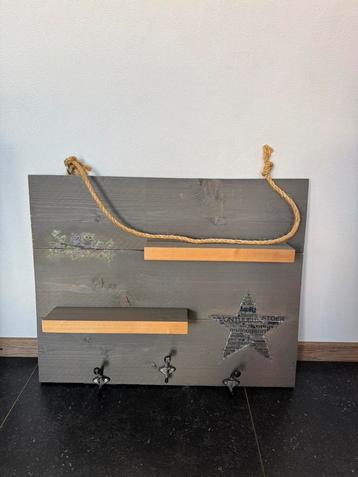 Wandplank grijs beschikbaar voor biedingen