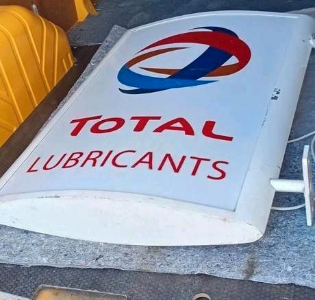 Grote dubbelzijdige TOTAL LUBRICANTS lichtbak, Verzamelen, Merken en Reclamevoorwerpen, Zo goed als nieuw, Lichtbak of (neon) lamp