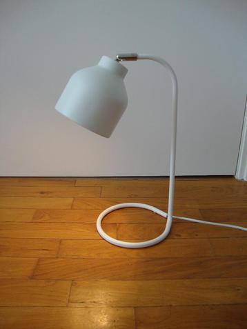 Goedwerkende wit metalen tafellamp.(40cm)