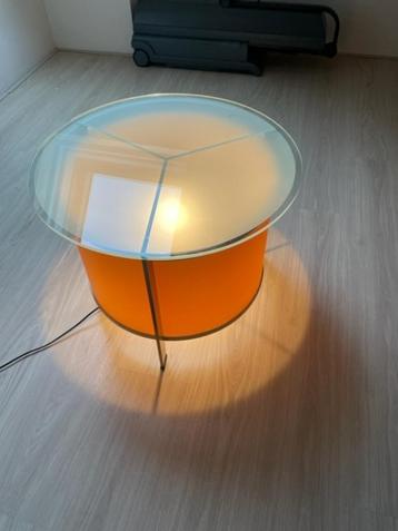 Sfeervolle schemerlamp, ter hoogte van een tafeltje beschikbaar voor biedingen