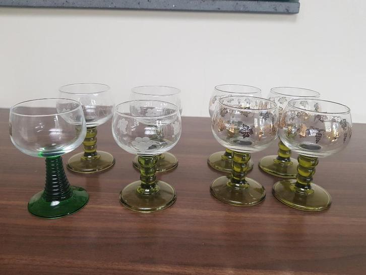 8 wijnglazen op groen pootje, Verzamelen, Glas en Borrelglaasjes, Zo goed als nieuw, Overige typen, Ophalen