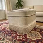 Vintage beige poef / voetbank met franjes, Huis en Inrichting, Banken | Voetenbanken en Poefen, Ophalen, Minder dan 50 cm, Gebruikt