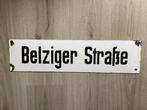 Vintage straatnaam bord, bordje Belzige Strasse Berlijn, Antiek en Kunst, Antiek | Emaille, Ophalen of Verzenden