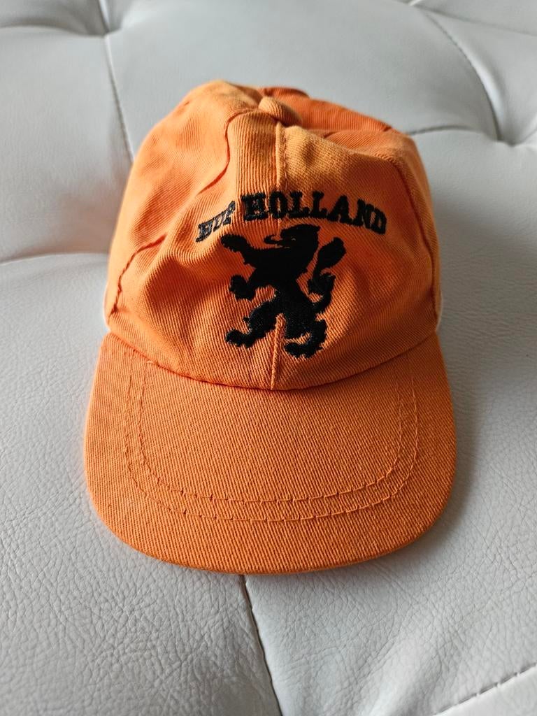 Kleine Oranje pet voetbal met de tekst Hup Holland, Verzamelen, Sportartikelen en Voetbal, Ophalen of Verzenden, Gebruikt, Overige binnenlandse clubs