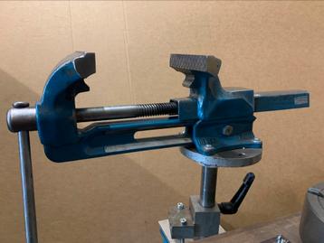Heuer bankschroef  in hoogte verstelbaar en draaibaar beschikbaar voor biedingen
