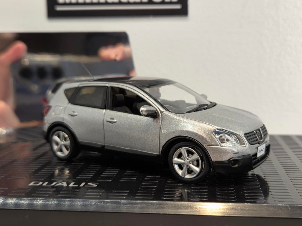 Nissan qashqai ( dualis ) 1e model - silver 1:43 Dealerpack, Hobby en Vrije tijd, Modelauto's | 1:43, Overige merken, Auto, Nieuw