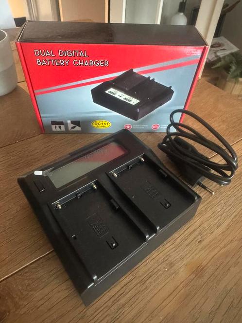 Dual digital battery charger, Audio, Tv en Foto, Fotografie | Accu's en Batterijen, Zo goed als nieuw, Ophalen of Verzenden