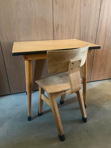 Schooltafel en stoel beschikbaar voor biedingen