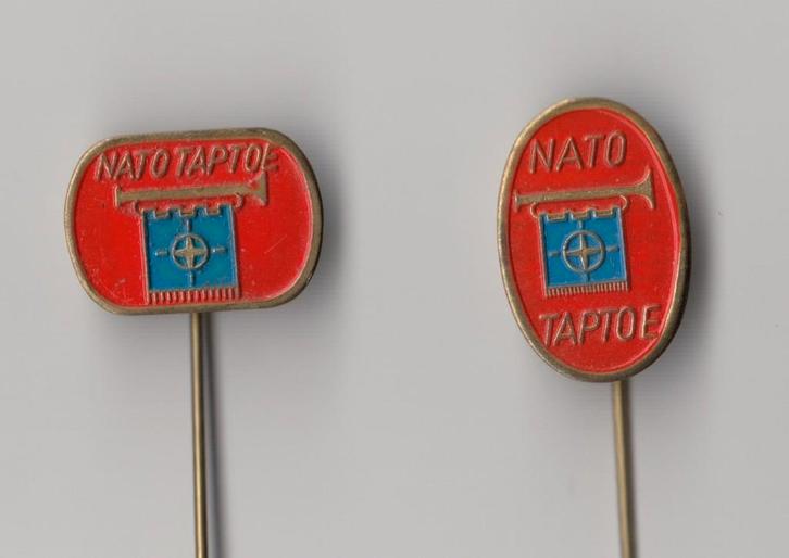NATO NAVO Taptoe speldjes, Verzamelen, Militaria | Algemeen, Landmacht, Embleem of Badge, Nederland, Ophalen of Verzenden
