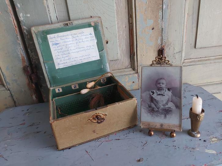 Antiek gedenk doosje met inhoud memento mori, Antiek en Kunst, Curiosa en Brocante, Ophalen of Verzenden