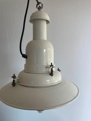 Twee witte schipperslampen beschikbaar voor biedingen