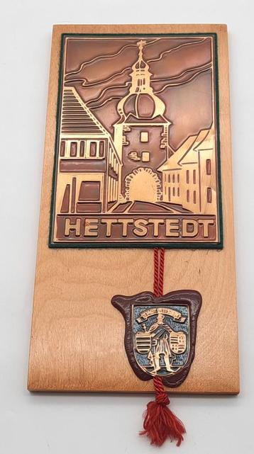 Vintage houten plaat met metalen plaquette Stad Hettstedt beschikbaar voor biedingen