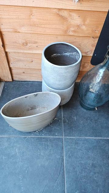 Twee Bloempotten - 30cm hoog beschikbaar voor biedingen
