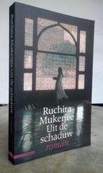 Mukerjee, Ruchira - Uit de schaduw (India 1999 1e dr.), Nieuw, Ophalen of Verzenden, Nederland