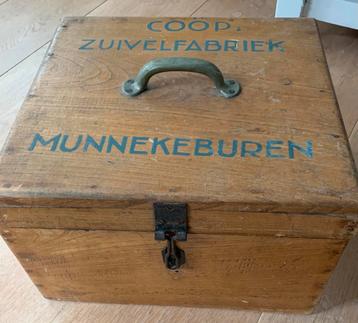 Oude houten transportkist Coöp Zuivelfabriek Munnekeburen beschikbaar voor biedingen