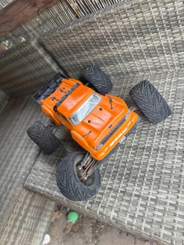 1/8 OUTCAST 6S 4X4 RTR borstelloze stunttruck, oranje beschikbaar voor biedingen
