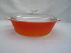 Retro Arcopal oranje vuurvaste ovenschaal met deksel, Ophalen of Verzenden, Huis en Inrichting
