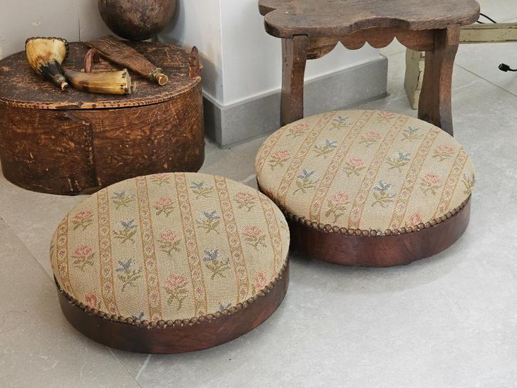 Nog 1 antiek mahonie voetenbankje, petit point + wieltjes, Antiek en Kunst, Curiosa en Brocante, Ophalen of Verzenden